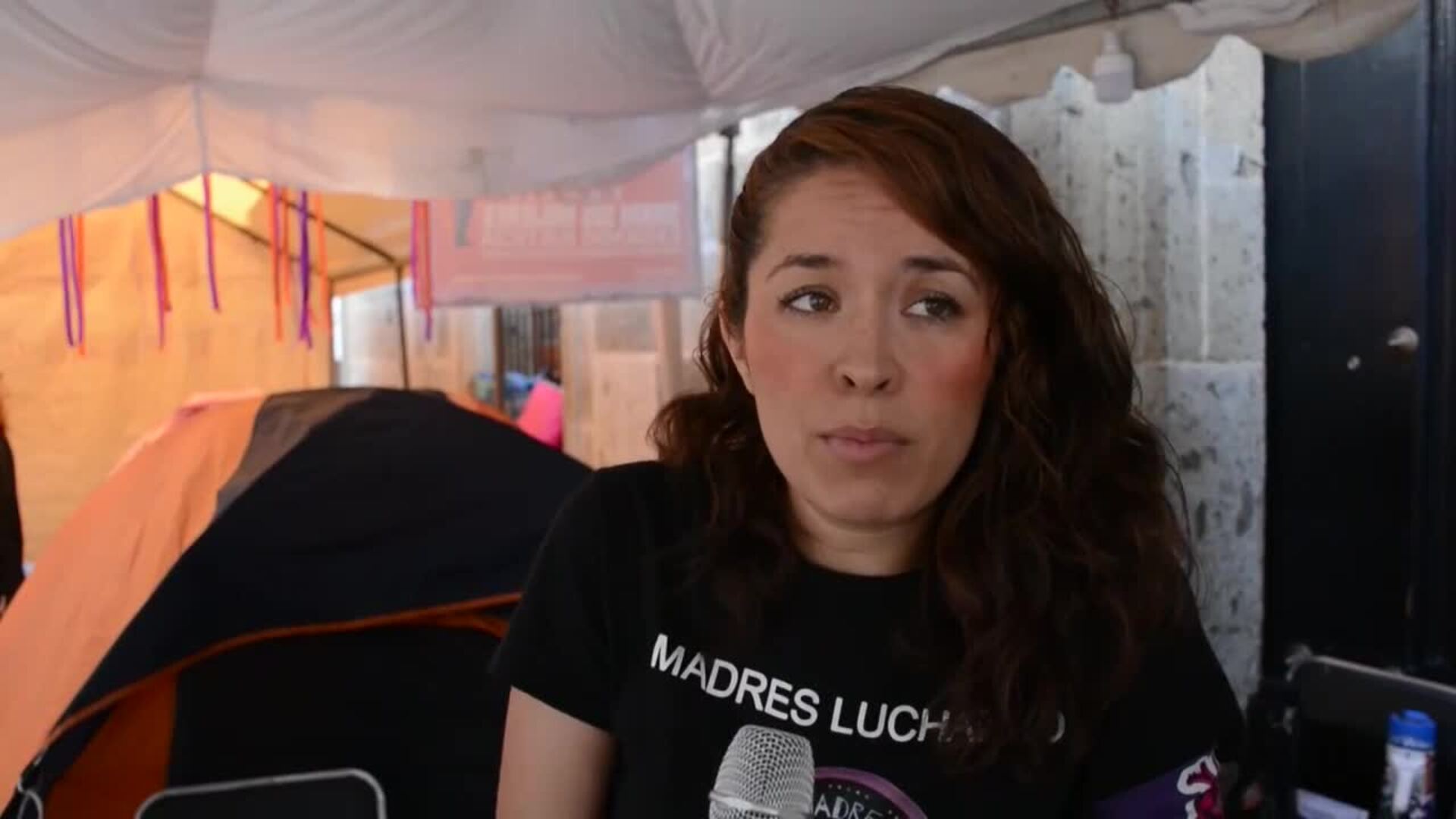 Mexicanas se encadenan para exigir una ley contra la violencia vicaria