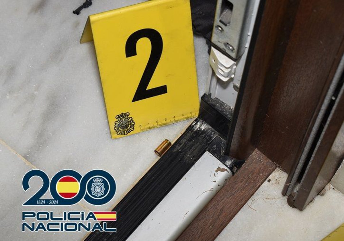 Una de las vainas de una bala recogidas en el lugar del crimen