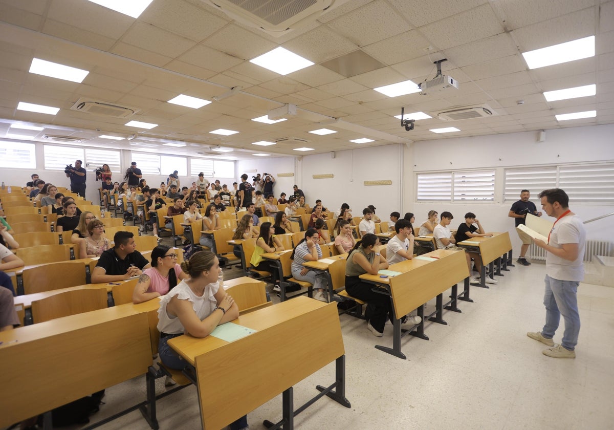 Estudiantes durante un examen de Selectividad en una clase de la Universidad de Sevilla