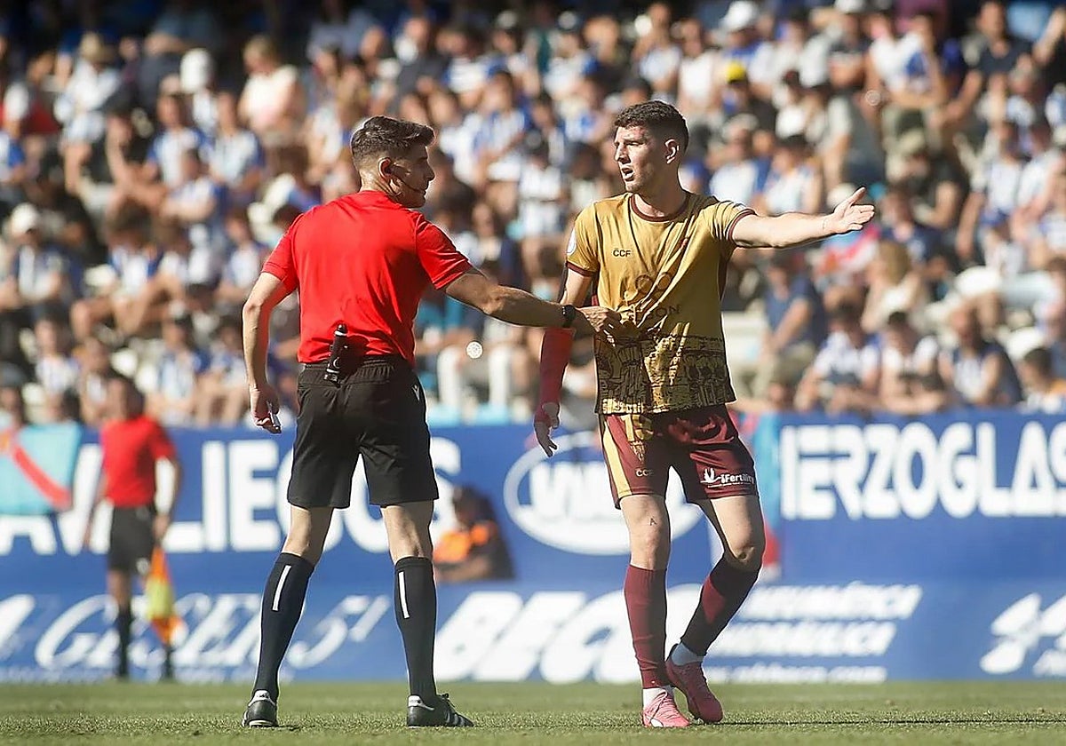 Alberto Toril se queja ante el árbitro en el duelo ante la Ponferradina