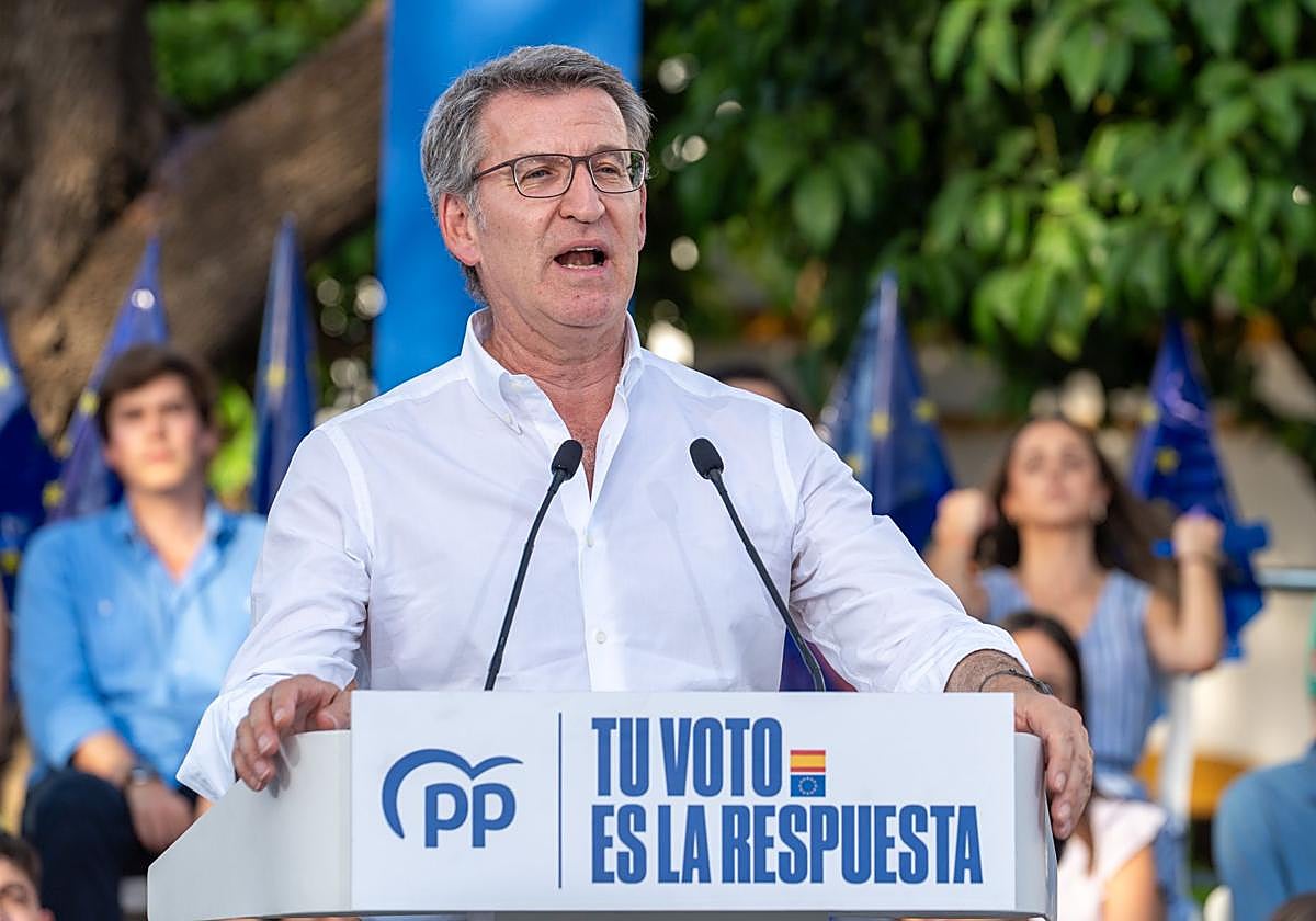 Alberto Núñez Feijóo en su intervención en un mitin en Sevilla