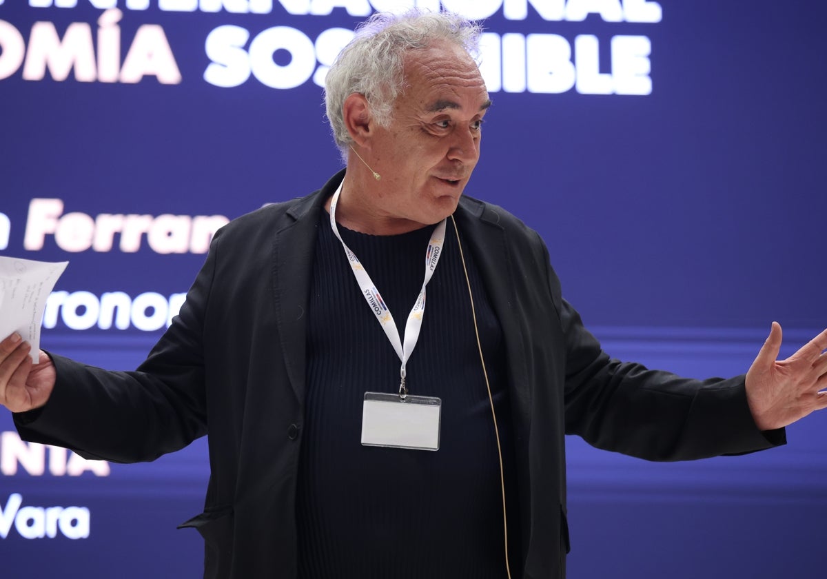 El cocinero Ferran Adrià, durante su intervención en el acto celebrado en la Universidad Pontificia Comillas