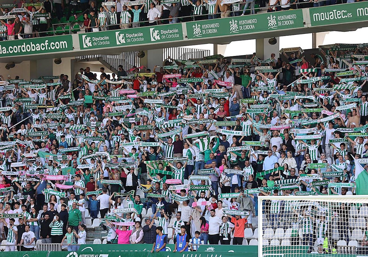 La afición del Córdoba presente esta temporada en las gradas de El Arcángel