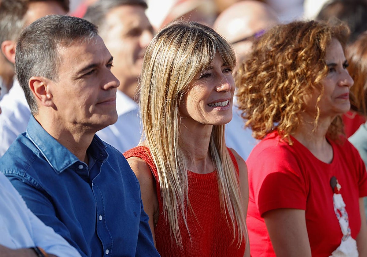 Pedro Sánchez y Begoña Gómez durante un acto electoral de los socialistas en Benalmádena