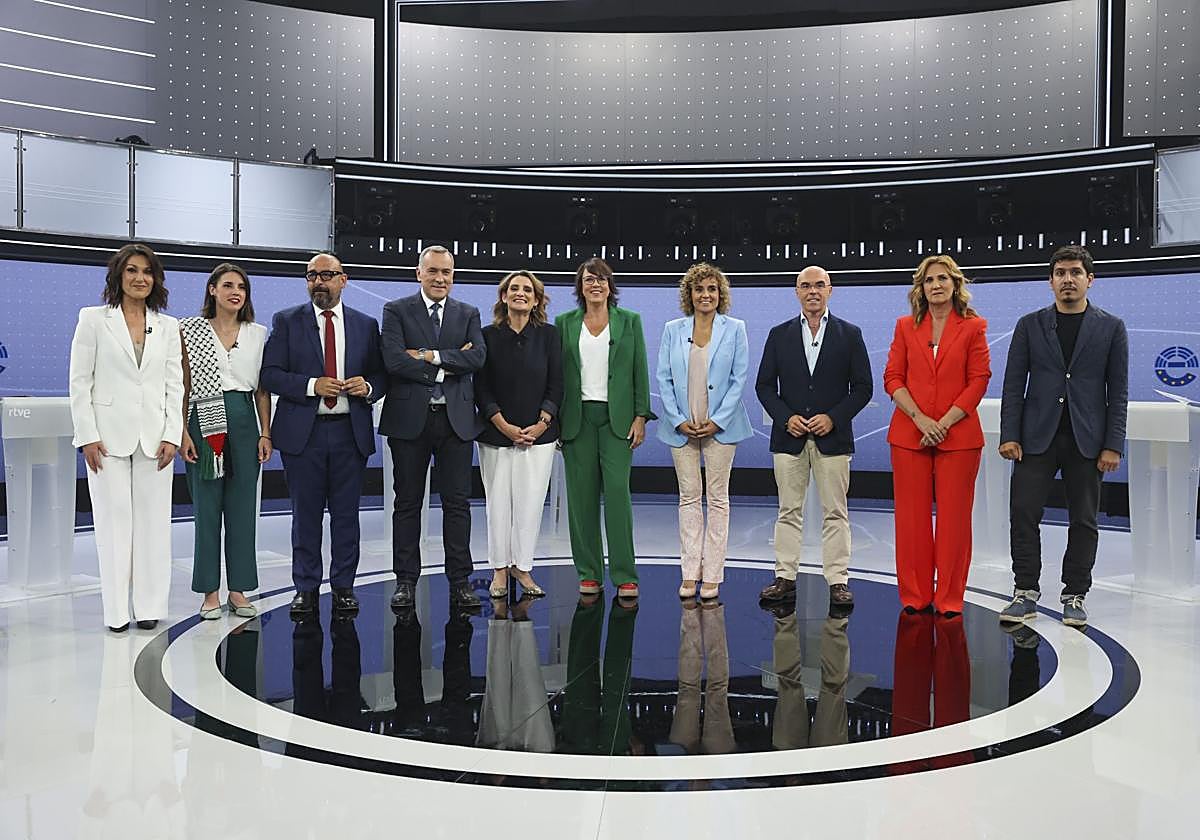 Los cabezas de lista de Coalición por una Europa Solidaria, Oihane Agirregoitia; Podemos, Irene Montero; Ciudadanos, Jordi Cañas; el moderador del debate, Xabier Fortes; los cabezas de lista del PSOE, Teresa Ribera; Ahora Repúblicas, Diana Riba, PP; Dolors Montserrat; Vox, Jorge Buxadé; Sumar, Estrella Galán, y Junts+, Aleix Sarri, posan momentos antes del debate para las elecciones europeas que se celebra este jueves en las instalaciones de RTVE