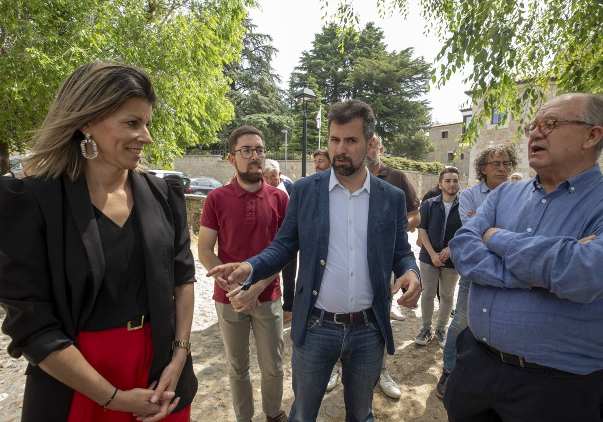 Luis Tudanca, entre dirigentes del PSOE abulense