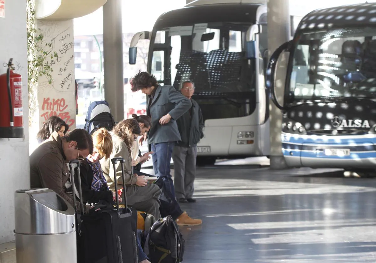 Varias personas esperan su autobús en la estación de Córdoba