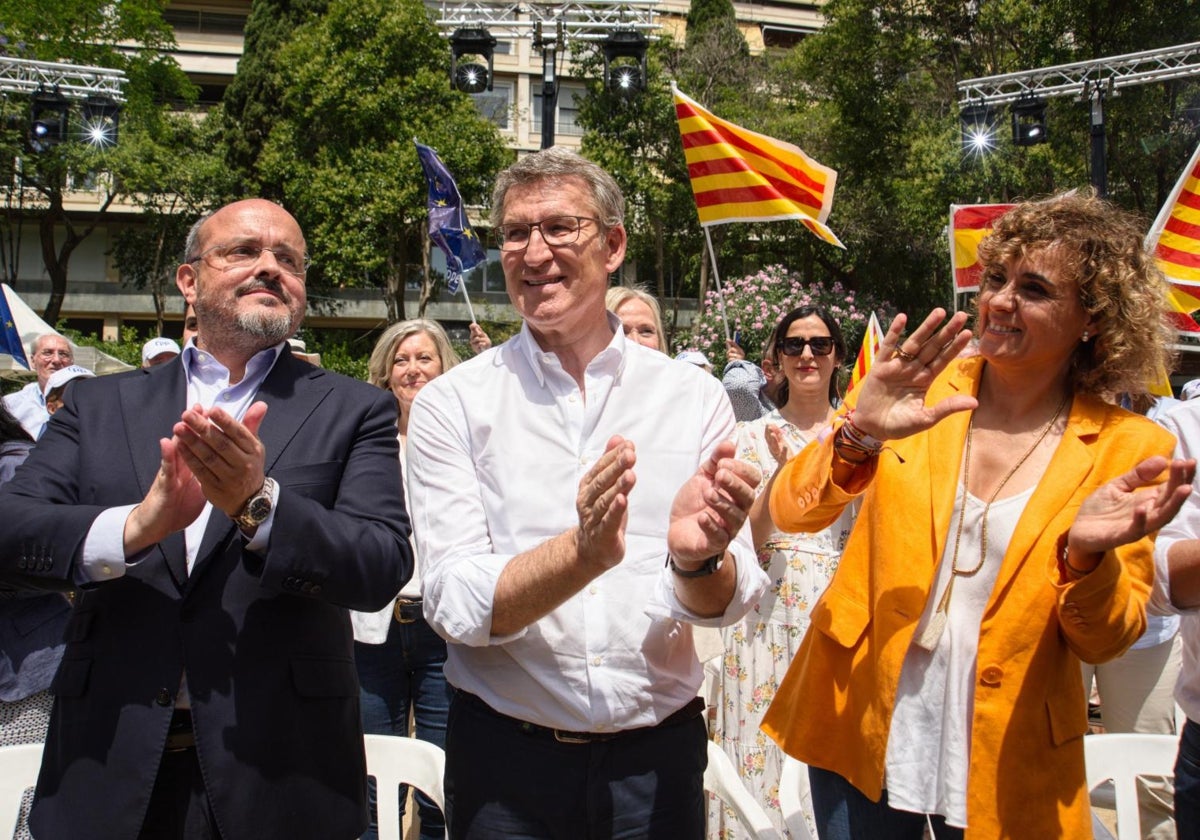 Alberto Núñez Feijóo, durante el acto del PP, junto a Alejandro Fernández y Dolors Montserrat