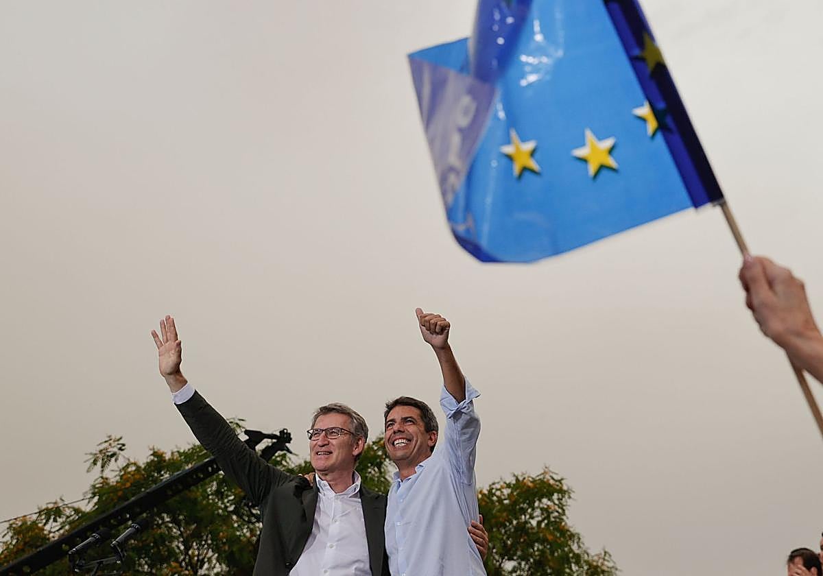 Feijóo y Mazón, presidente de la Comunidad Valenciana, durante el cierre de campaña