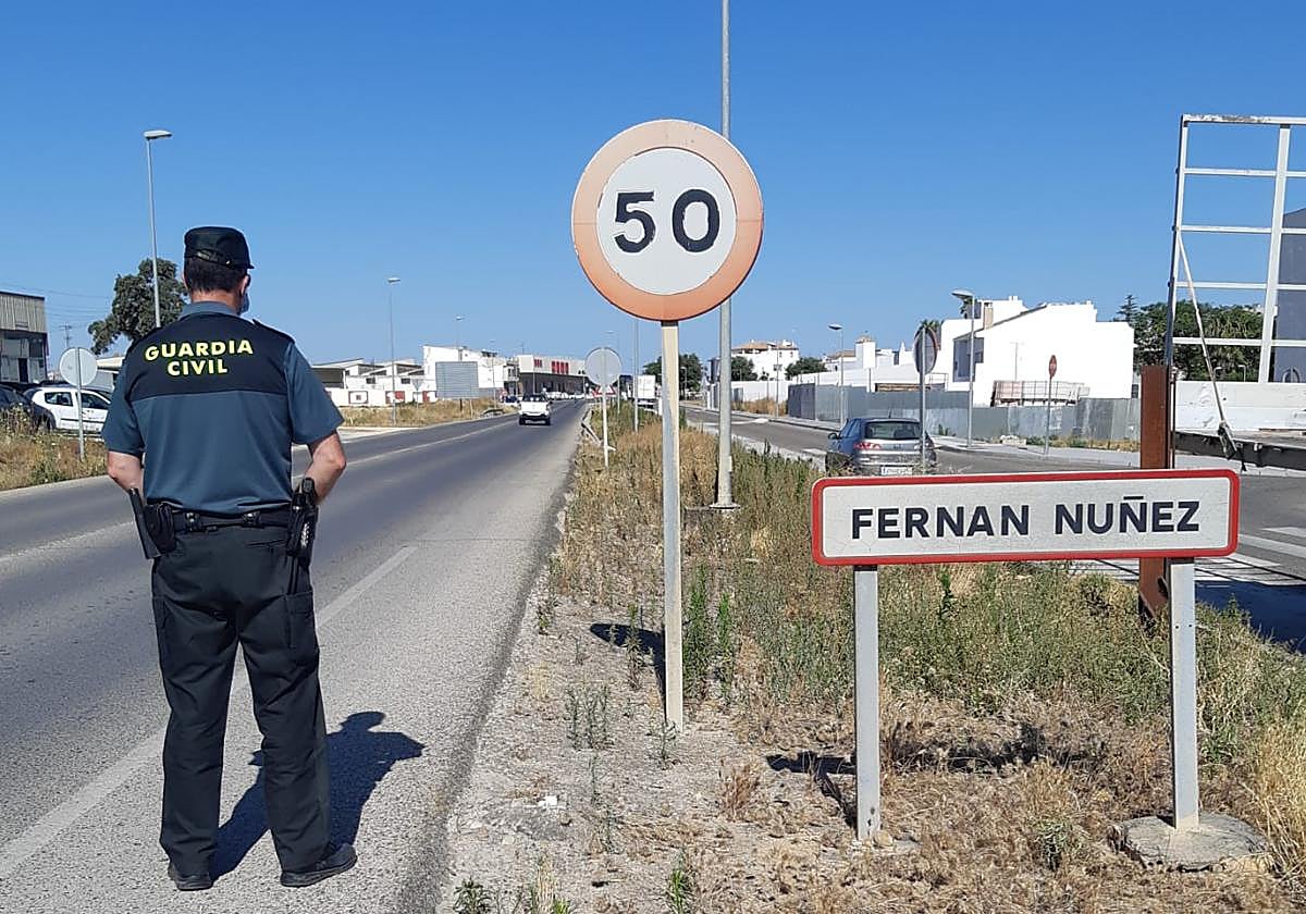 Un guardia civil patrulla a la entrada de Fernán Núñez