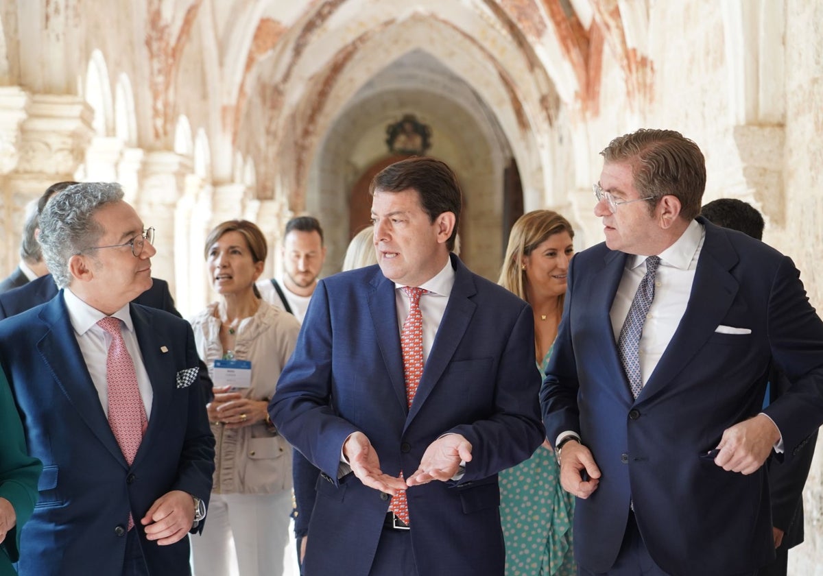 Alfonso Fernández Mañueco, flanqueado por Pedro Palomo e Isidoro Alanís, en el Congreso de Empresa Familiar Castilla y León