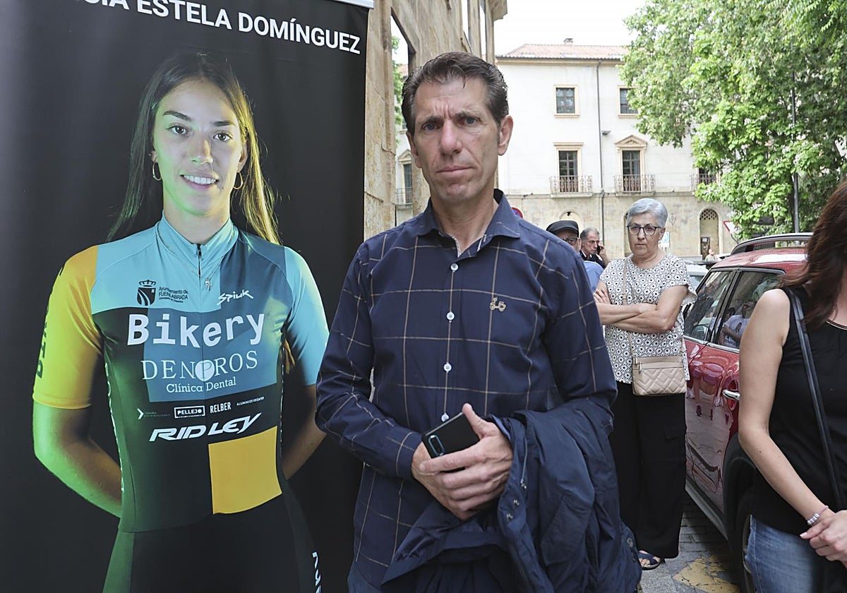 El exciclista Juan Carlos Domínguez, padre de Estela Domínguez, la ciclista atropellada mortalmente el pasado año en Salamanca, a las puertas de los juzgados