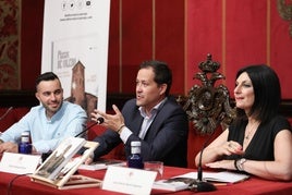 Velázquez respalda a Alberto López Miguel en la presentación de su libro 'Plazas de Toledo'