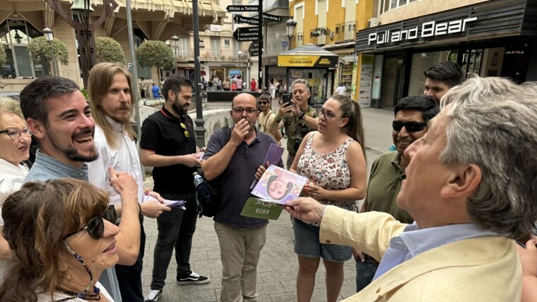 Pablo Fernández (Podemos) y Herman Trech (Vox) tratan de intercambiar propagan electoral este viernes en Ciudad Real