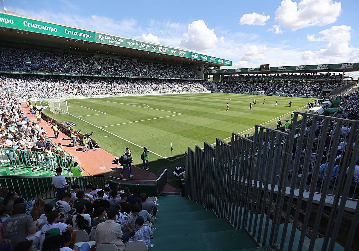 La afición del Córdoba presente en El Arcángel esta temporada