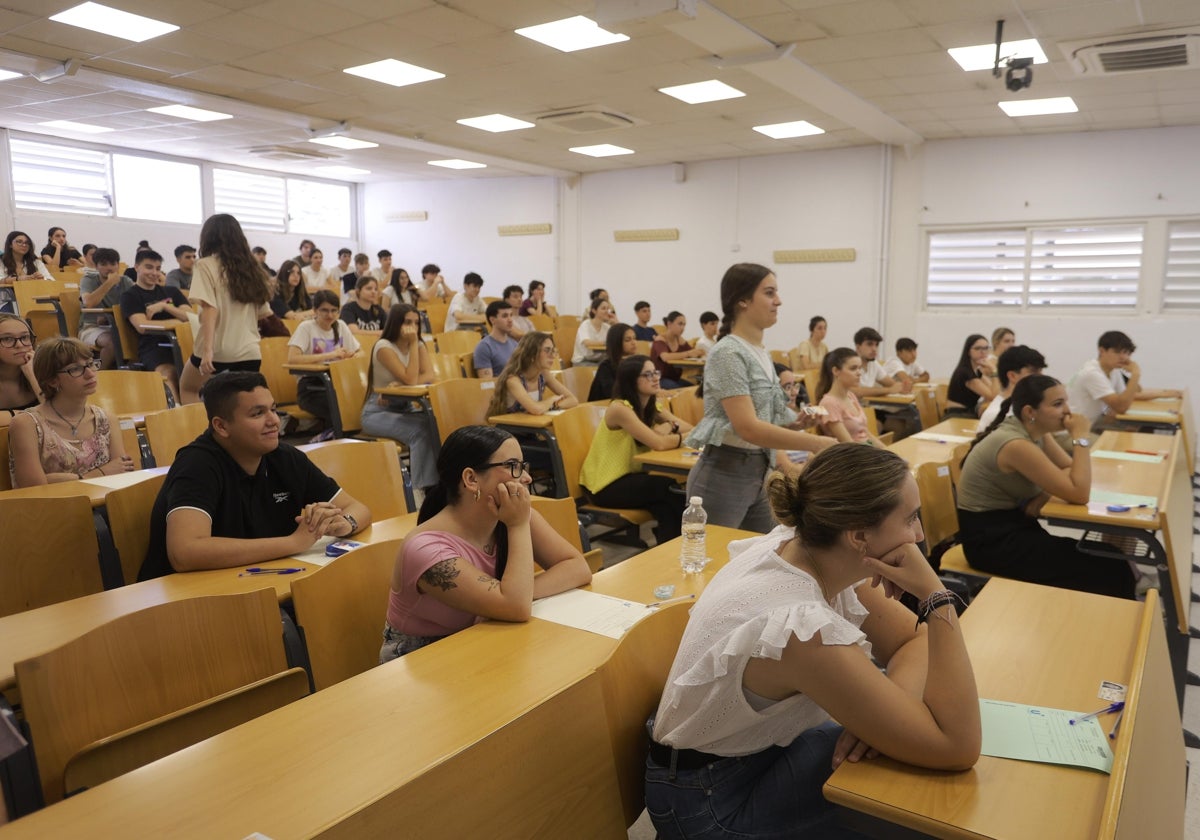 Estudiantes en una clase de la Universidad de Sevilla poco antes de comenzar un examen de Selectividad