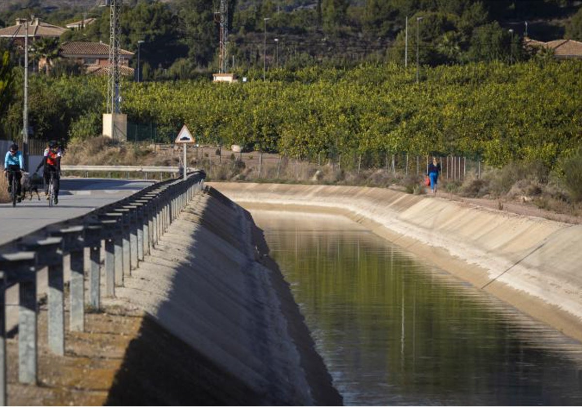 Una canalización de aguas del trasvase Tajo-Segura.