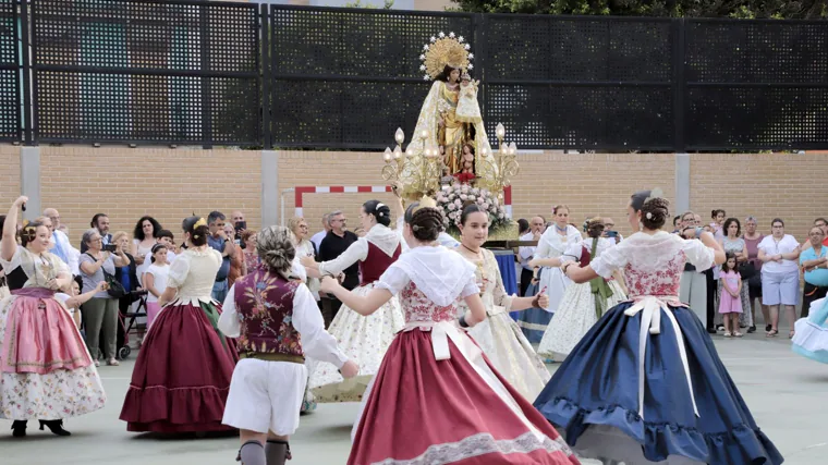 Visita de la imagen peregrina de la Virgen de los Desamparados a la parroquia Patriarca San José de Valencia y su colegio diocesano