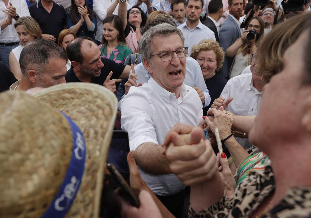 Feijóo saluda a un grupo de simpatizantes en un acto de campaña