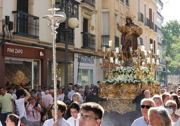 Cálido fervor en torno al Sagrado Corazón de Jesús en su salida por las calles