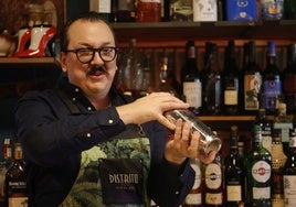 Santiago Madueño  (Distrito Cocktail Bar): «En los cócteles utilizamos vinos de Montilla, miel de la Subbética y naranjas amargas»