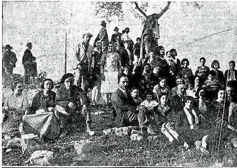 Imagen secundaria 1 - Arriba, Cola de mujeres esperando a votar en las primeras elecciones en las que pudieron hacerlo, durante la II República; debajo, típico perol en la Virgen de Linares con motivo de la Candelaria. Junto a estas líneas, Partido de fútbol de la Sociedad Deportiva Electromecánicas 