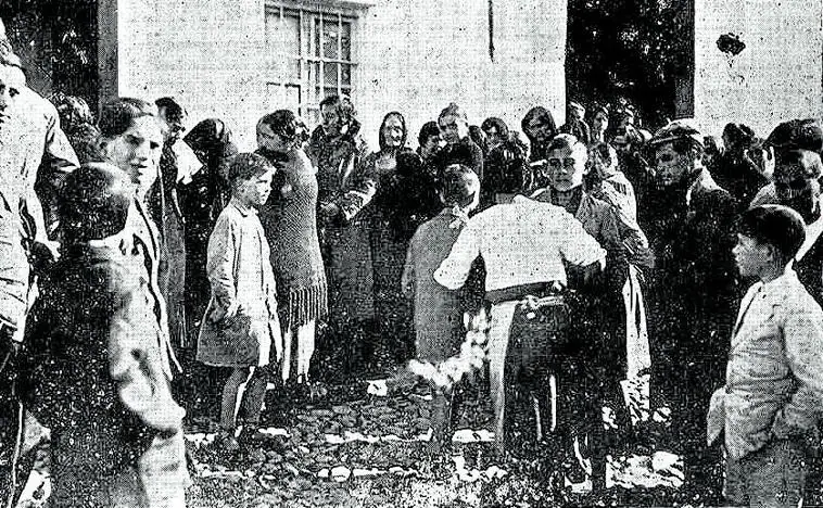 Imagen principal - Arriba, Cola de mujeres esperando a votar en las primeras elecciones en las que pudieron hacerlo, durante la II República; debajo, típico perol en la Virgen de Linares con motivo de la Candelaria. Junto a estas líneas, Partido de fútbol de la Sociedad Deportiva Electromecánicas 