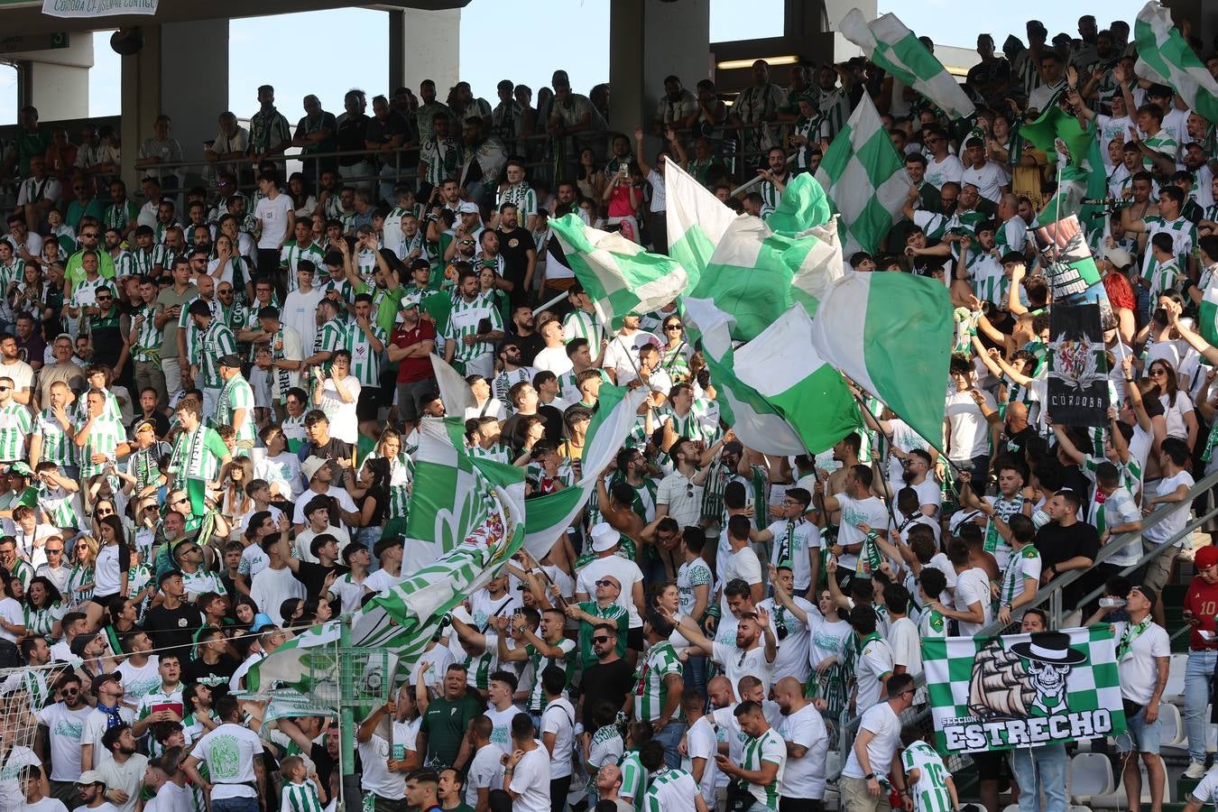 El ambiente del Córdoba-Ponferradina, en imágenes