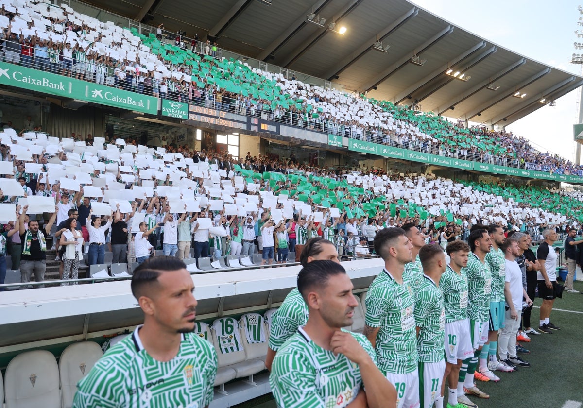 Mosaico en la grada del Arcángel minutos antes del comienzo del Córdoba-Ponferradina