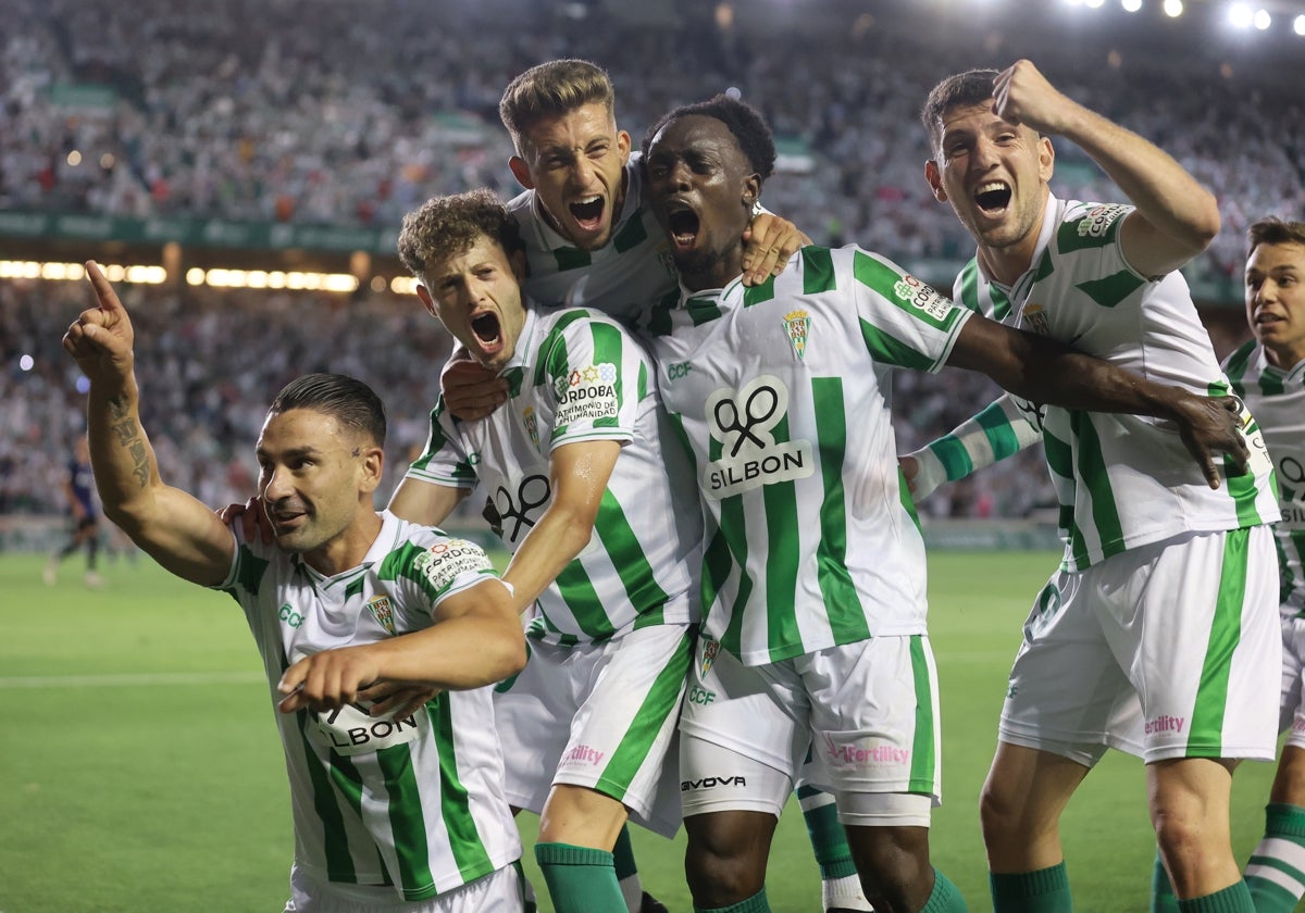 La plantilla celebra un gol en El Arcángel ante la afición en El Arcángel