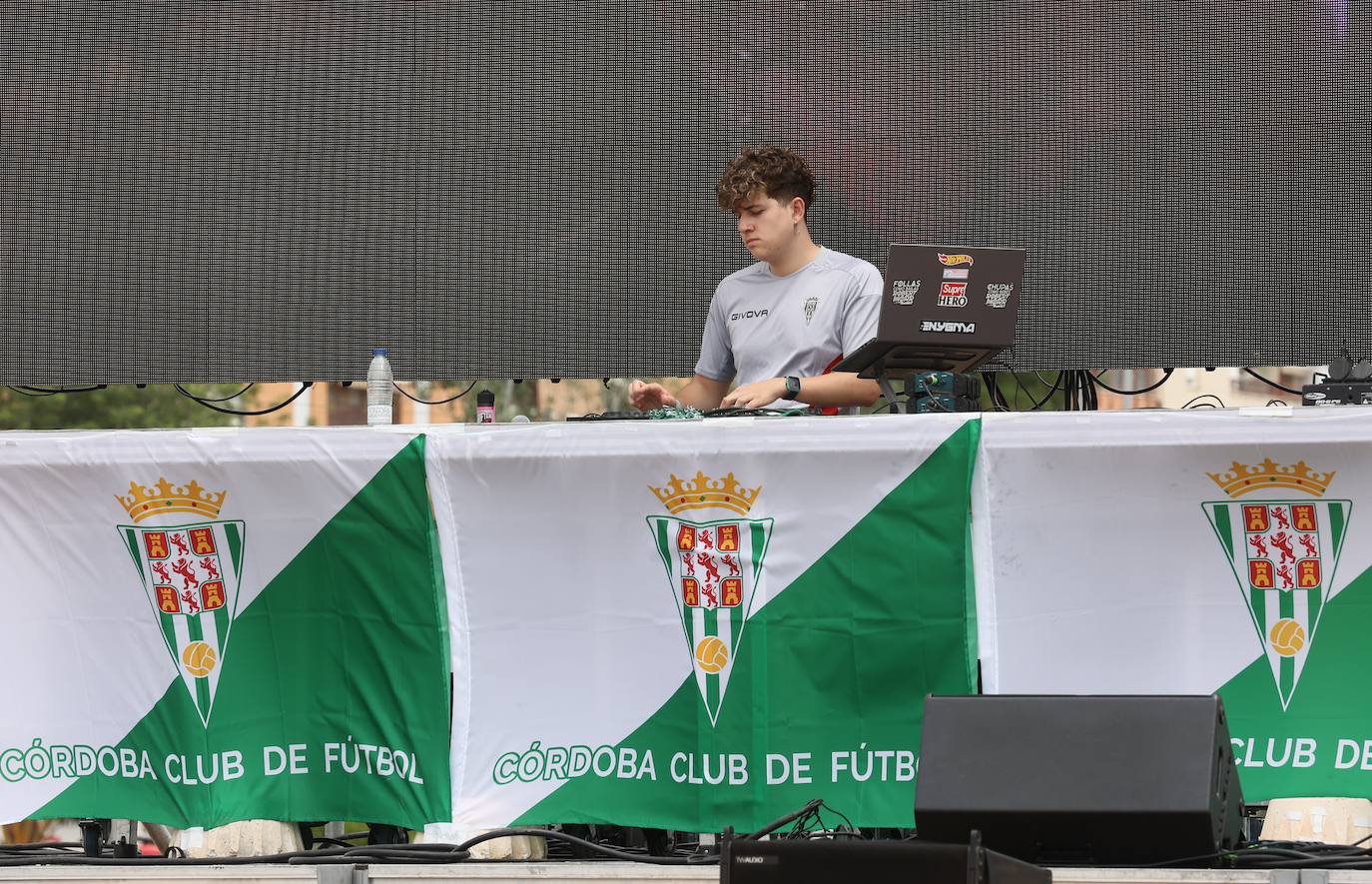Fotos: las mejores imágenes del ambiente en la Fan Zone del Córdoba CF