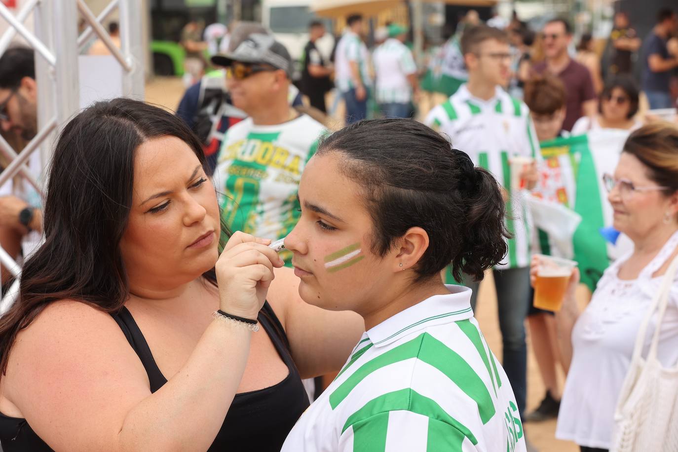Fotos: las mejores imágenes del ambiente en la Fan Zone del Córdoba CF