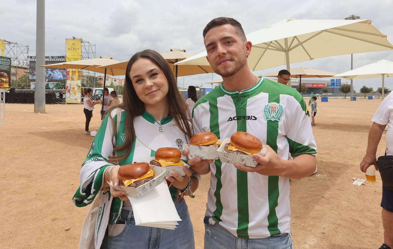 Fotos: las mejores imágenes del ambiente en la Fan Zone del Córdoba CF