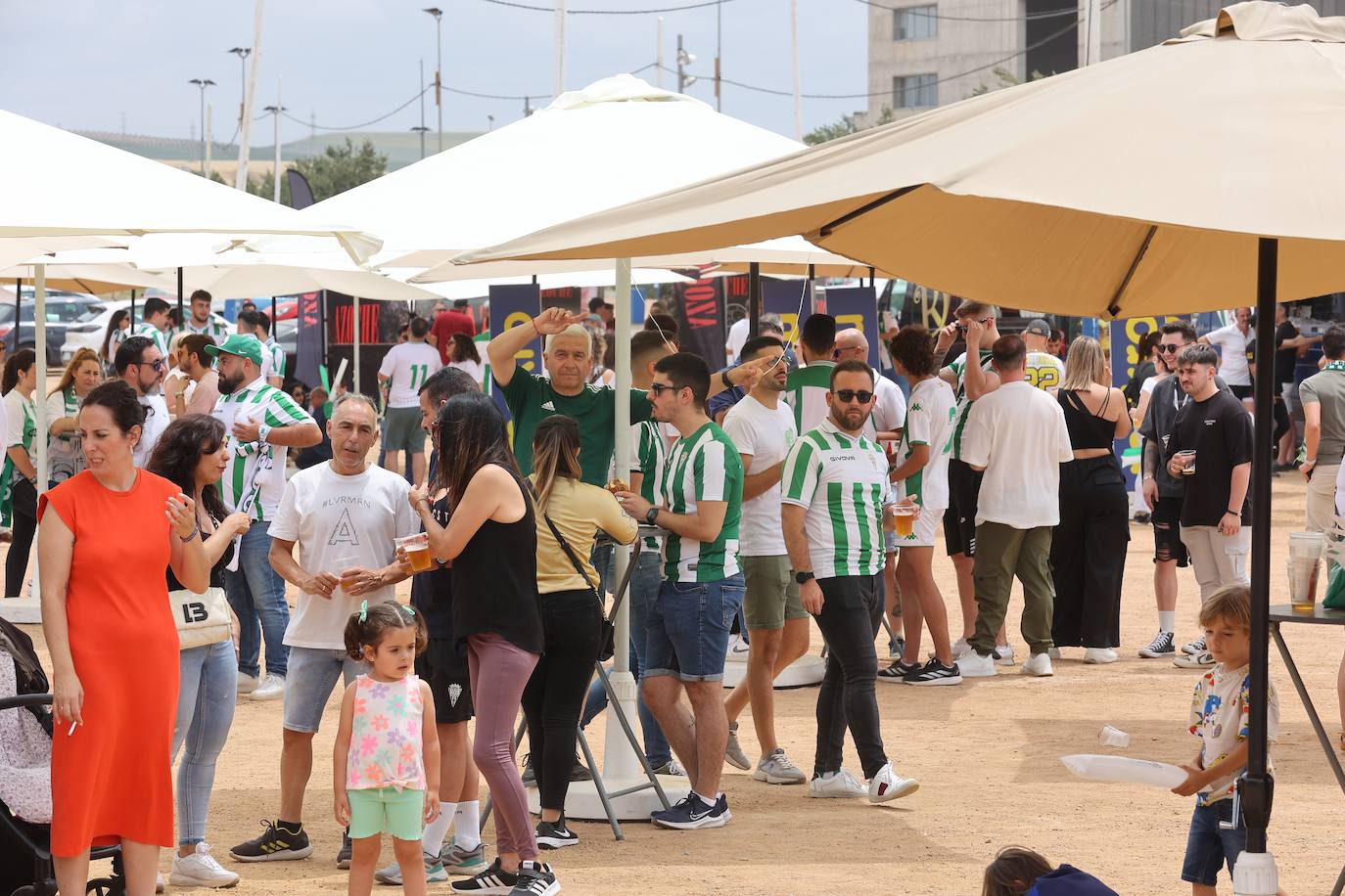 Fotos: las mejores imágenes del ambiente en la Fan Zone del Córdoba CF