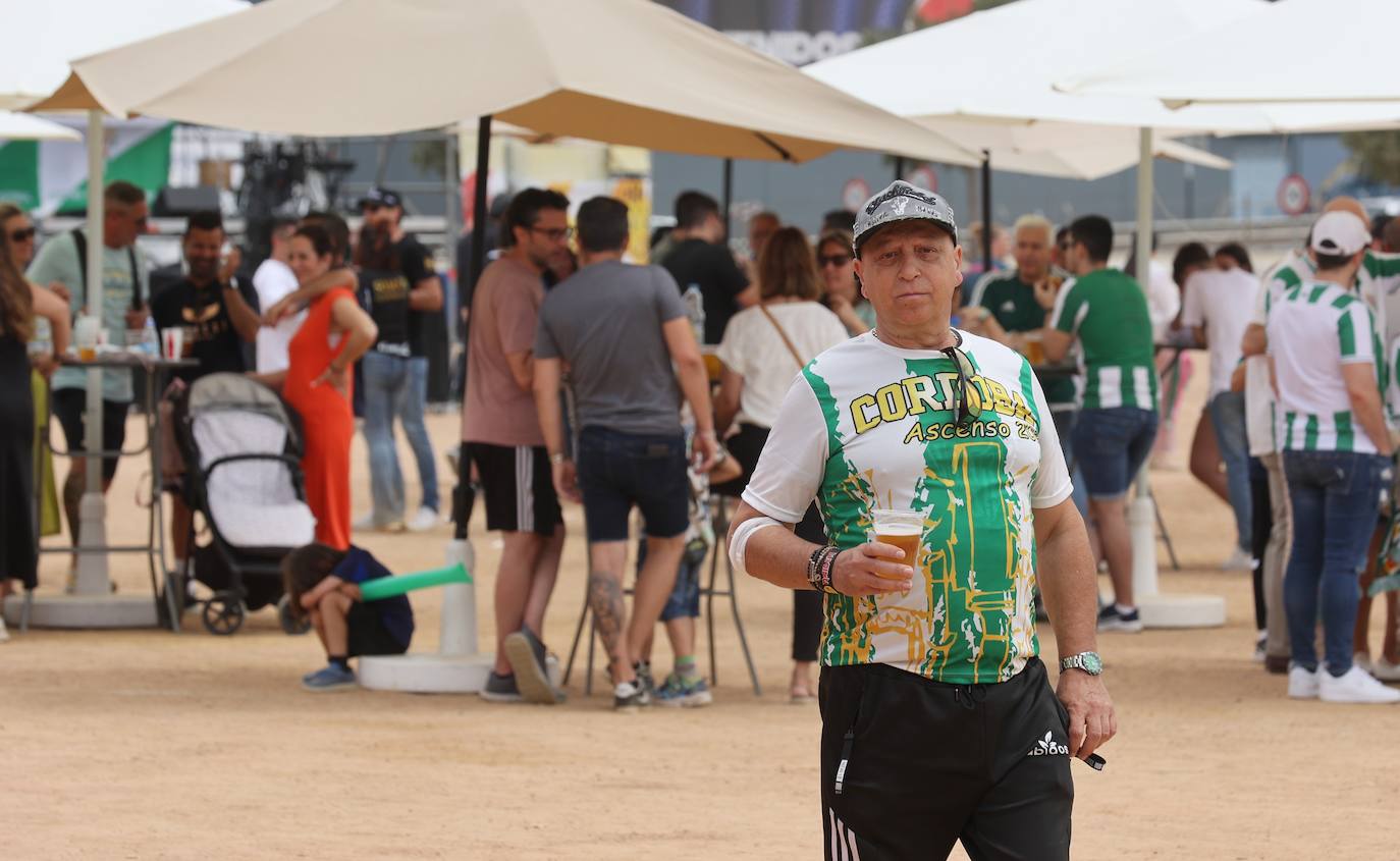 Fotos: las mejores imágenes del ambiente en la Fan Zone del Córdoba CF