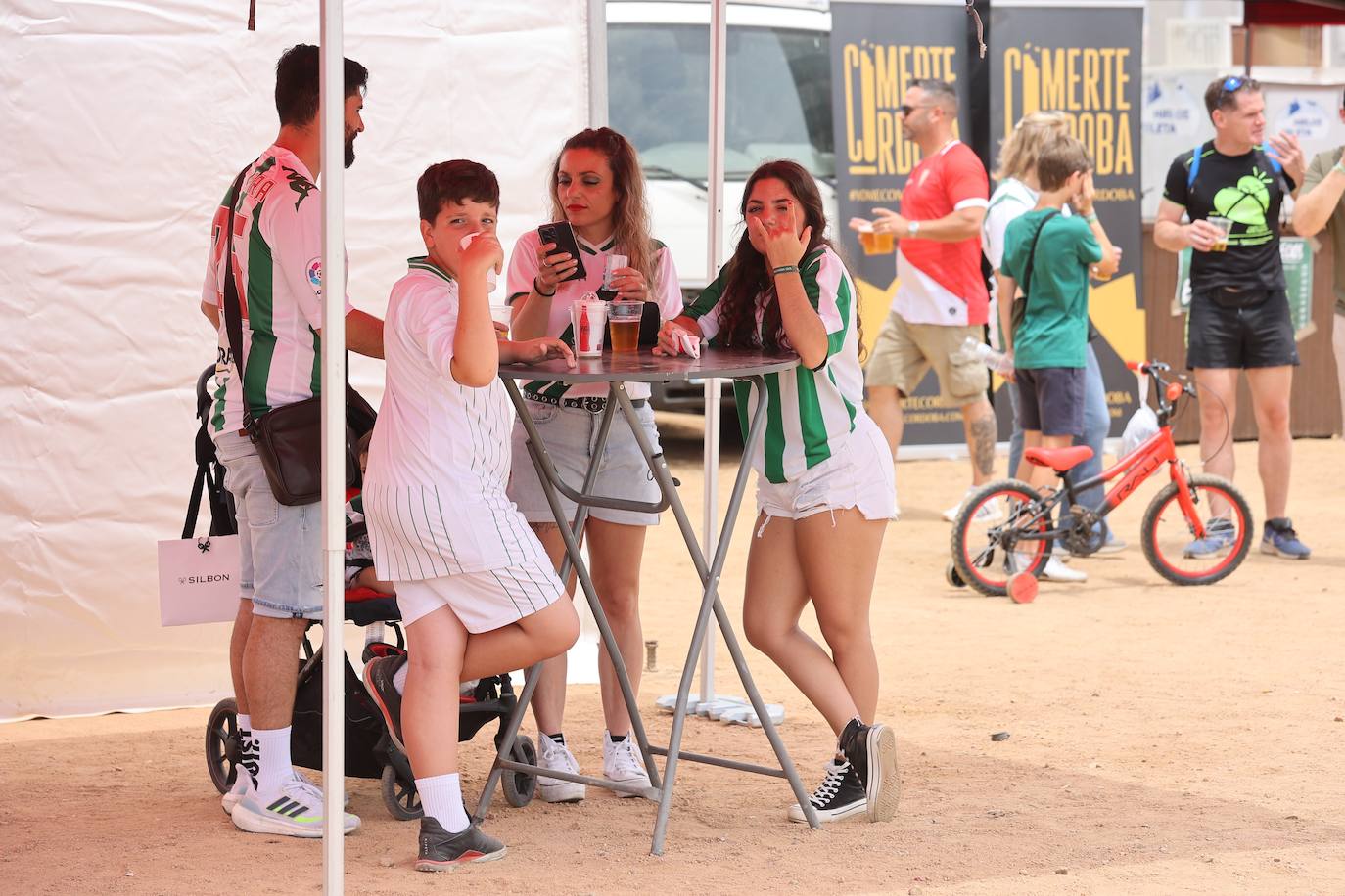 Fotos: las mejores imágenes del ambiente en la Fan Zone del Córdoba CF