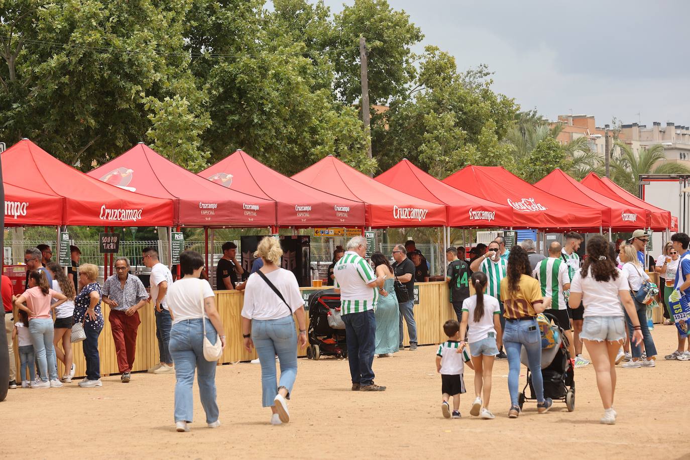 Fotos: las mejores imágenes del ambiente en la Fan Zone del Córdoba CF