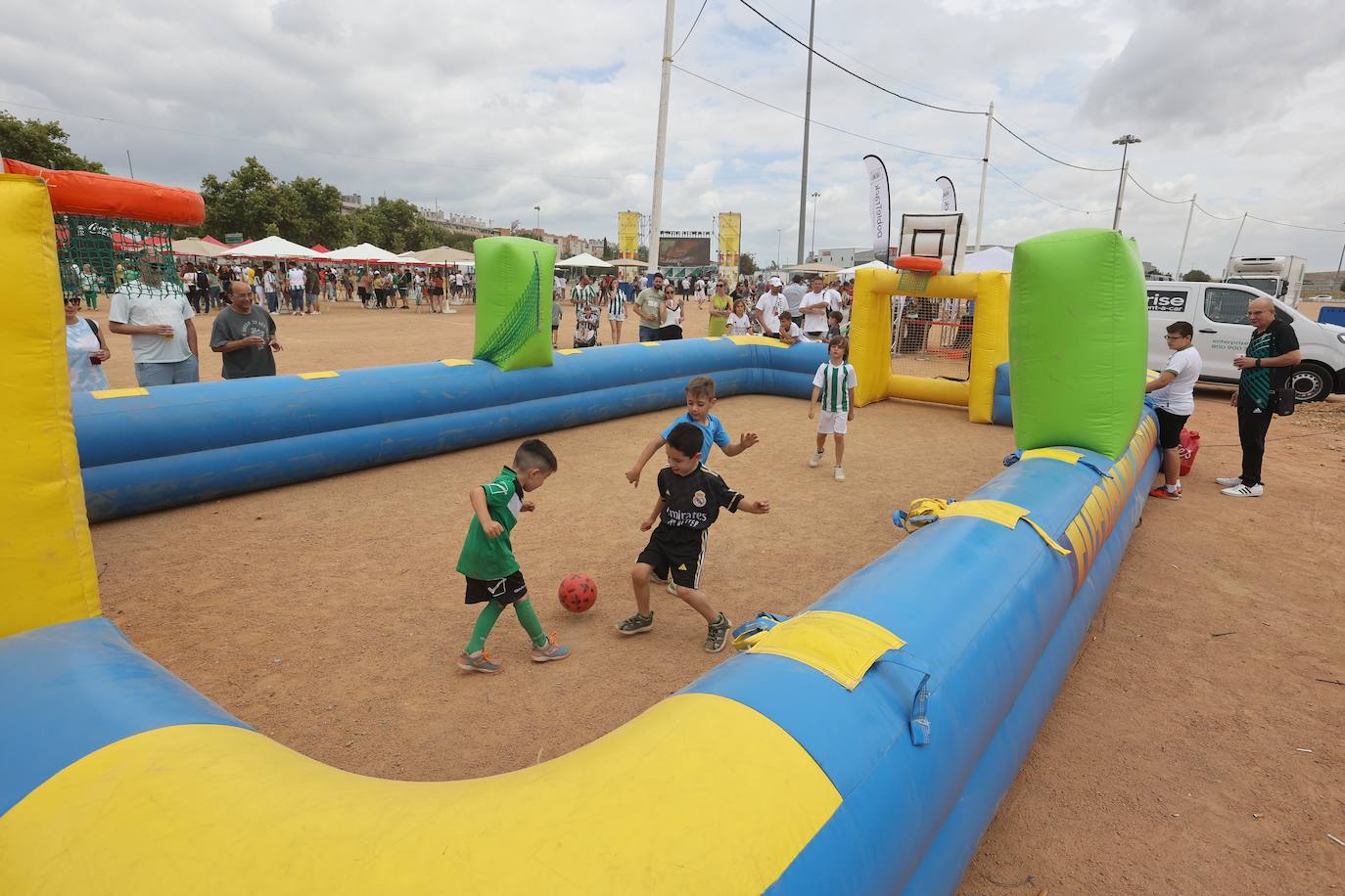 Fotos: las mejores imágenes del ambiente en la Fan Zone del Córdoba CF