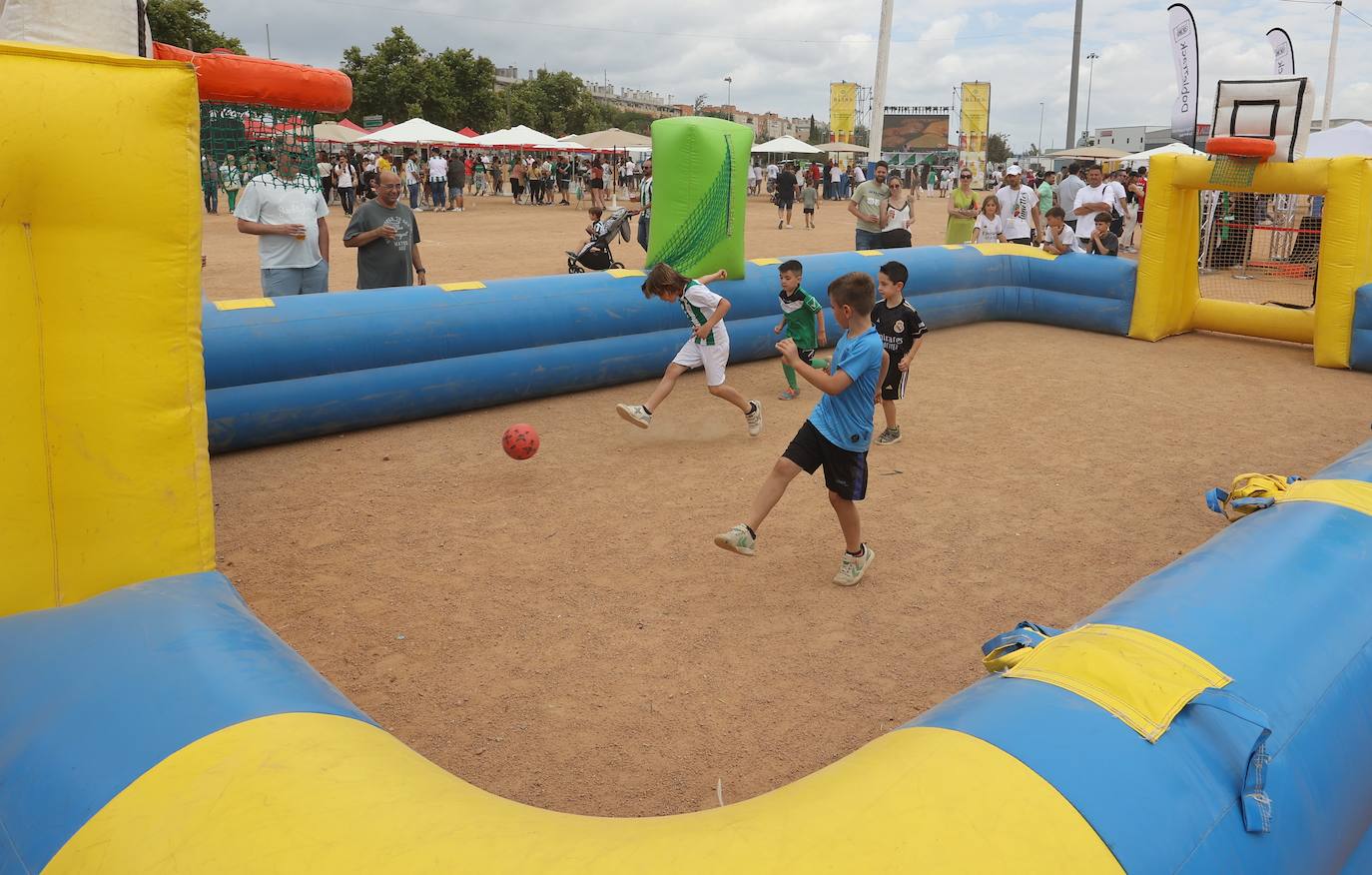 Fotos: las mejores imágenes del ambiente en la Fan Zone del Córdoba CF