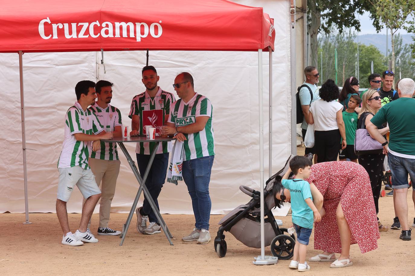 Fotos: las mejores imágenes del ambiente en la Fan Zone del Córdoba CF