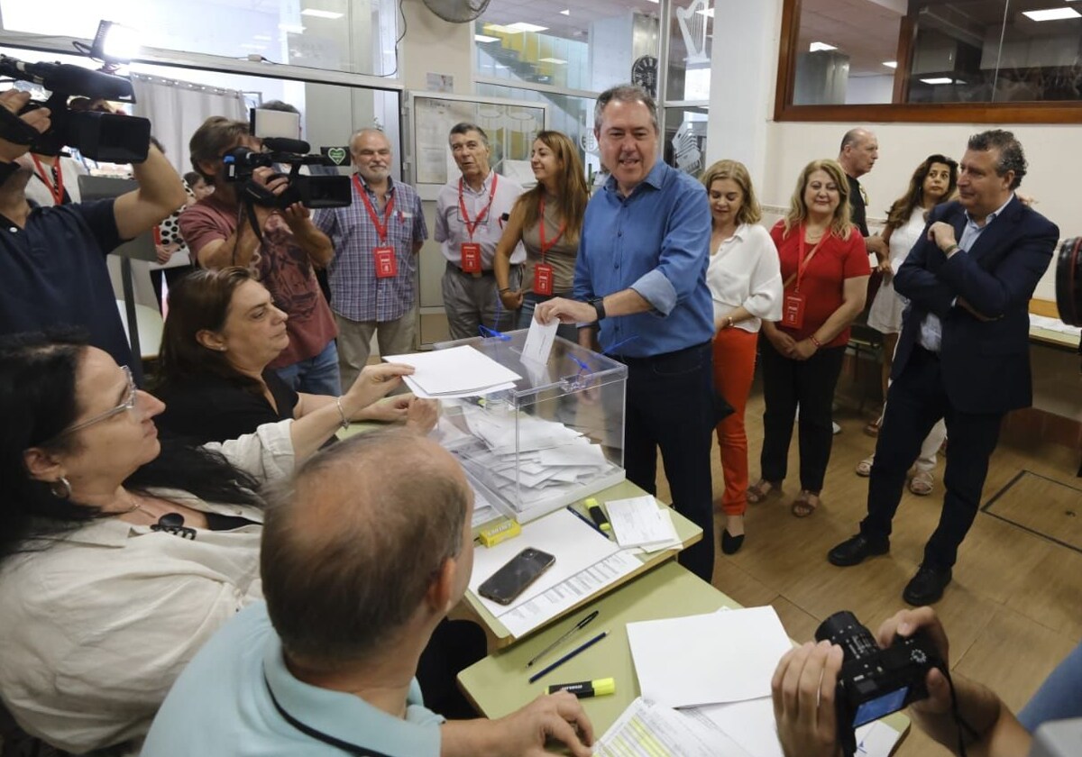 Juan Espadas ha votado en el colegio San Juan Bosco de Sevilla