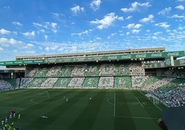 Emoción a raudales en el Arcángel con el mosaico y el himno del Córdoba en la grada