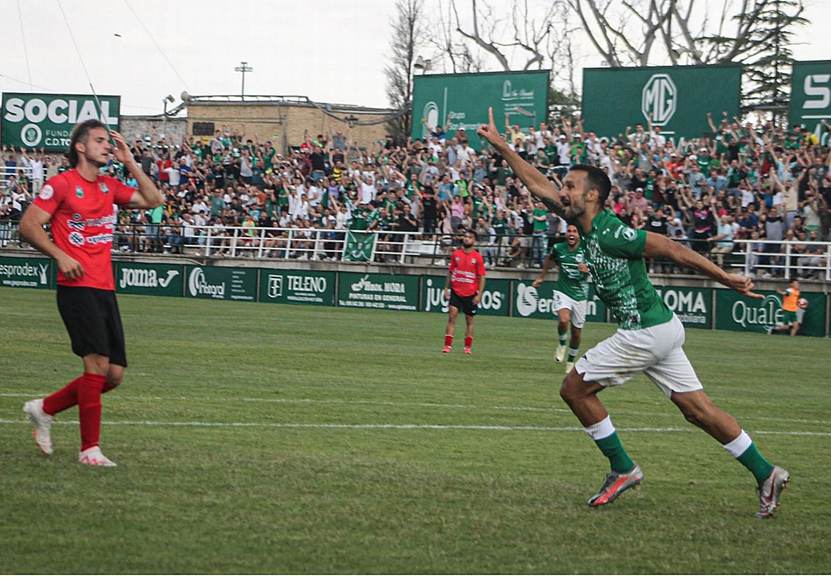 Pepe Delgado celebra uno de los dos goles marcados este domingo