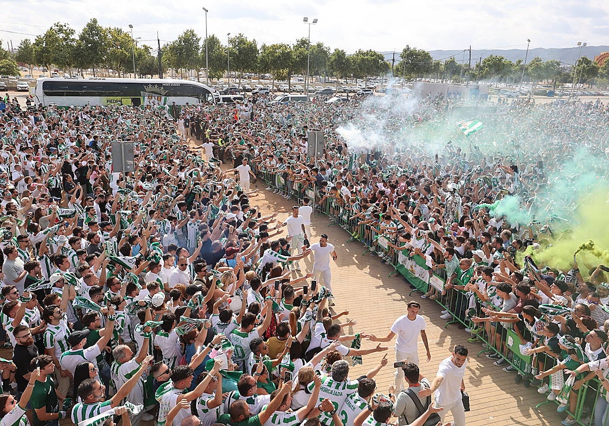 Los jugadores del Córdoba CF avanzando entre la afición