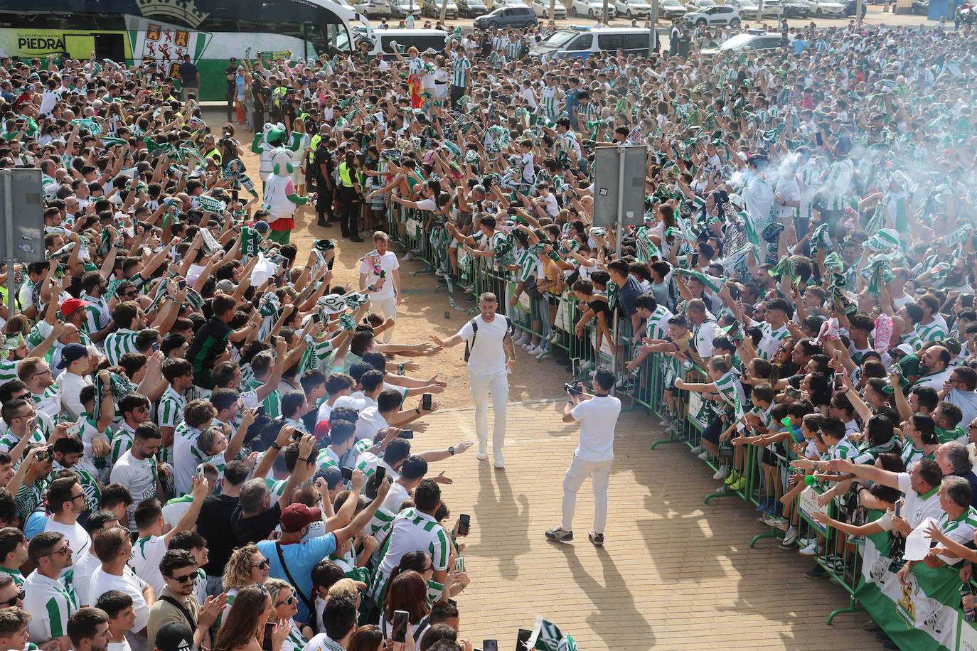 Fotos: el impresionante recibimiento de la afición al Córdoba