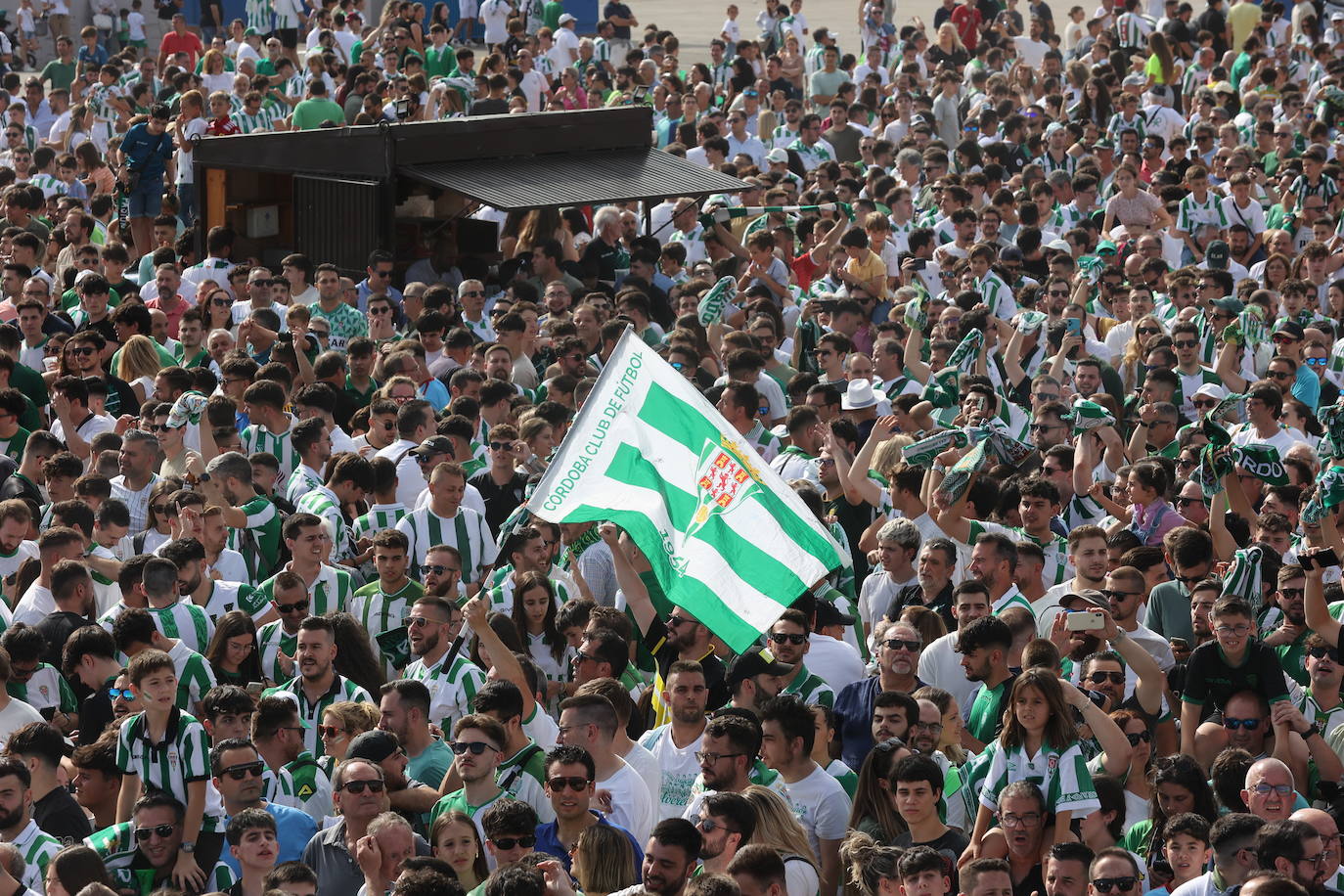 Fotos: el impresionante recibimiento de la afición al Córdoba