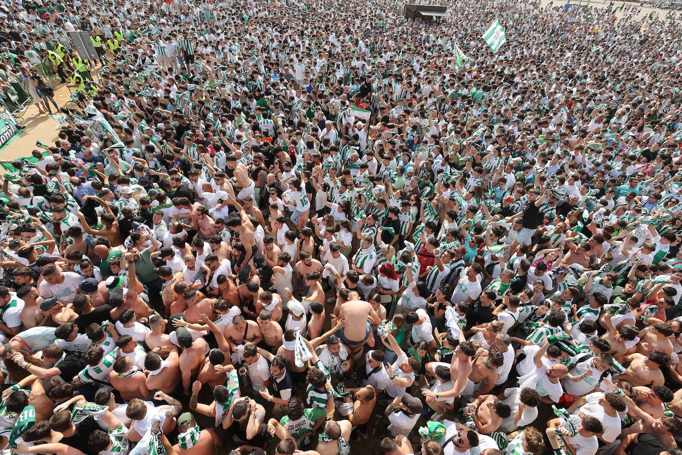 Fotos: el impresionante recibimiento de la afición al Córdoba