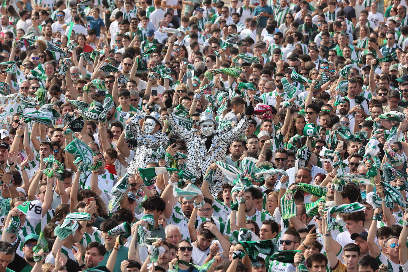 Fotos: el impresionante recibimiento de la afición al Córdoba