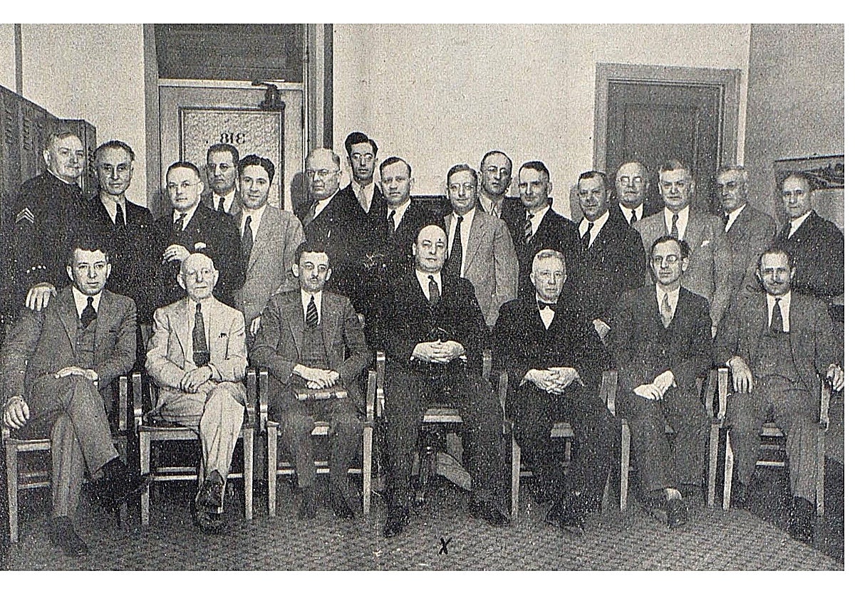 Miembros del concejo municipal de Toledo de Ohio en 1934. En primera fila, en el centro, el vicealcalde Mr. Charles Hoover. La foto apareció en un número especial de 'El Castellano' el 31 de mayo de 1934