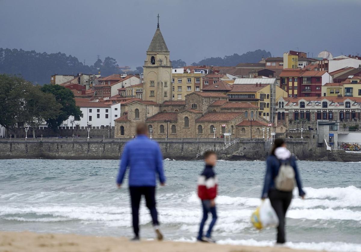 Hallan el cadáver de un hombre en la playa de San Lorenzo de Gijón